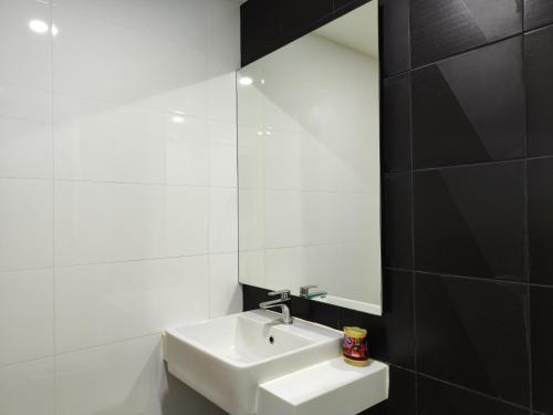 7 Floor - Mountain view Studio room at OZC near Kata beach, Kata pláž (fotografie 6)