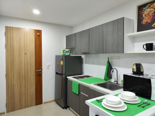 7 Floor - Mountain view Studio room at OZC near Kata beach, Kata pláž (fotografie 3)