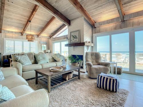 Beachfront Deck with steps down to the white sandy beach Sea Dunes Sandcastle 1A, Edgewater (photo 8)