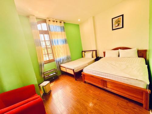 1 queen bed, 1 twin bed