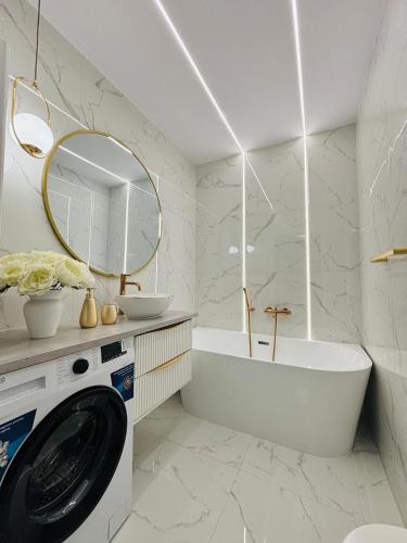 3 Bedrooms Premium Bella White for 8 Guests with AC and Underground Parking