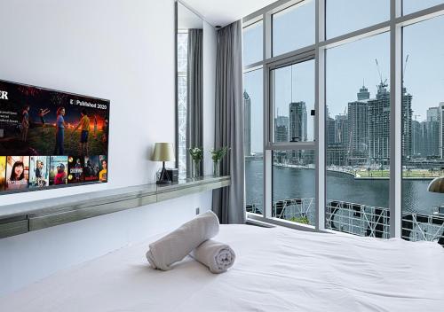 Burj Khalifa Canal View Fully Furnished Studio At Damac Prive - View