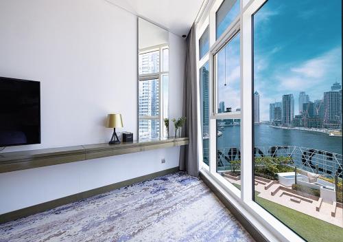 Burj Khalifa Canal View Fully Furnished Studio At Damac Prive - View