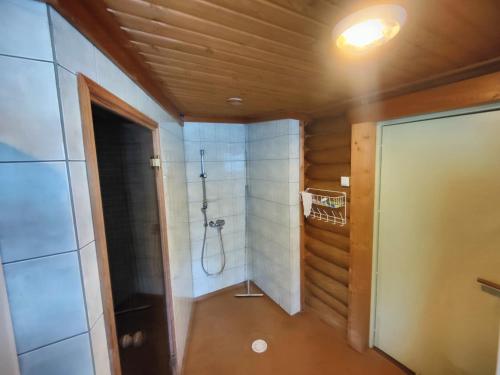 淋浴間, Kalliorinteen Mökit Lehtipirtti (Kalliorinteen Mokit Lehtipirtti) in 托伊薩