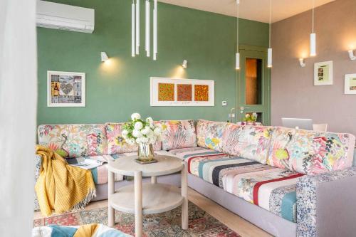 1 queen bed, 1 sofa bed