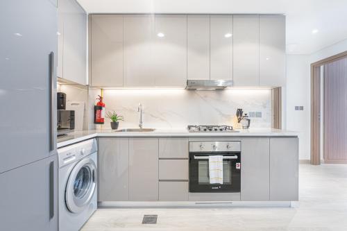 Charming 2BR Home with Elegant Interior, Dubai (photo 5)