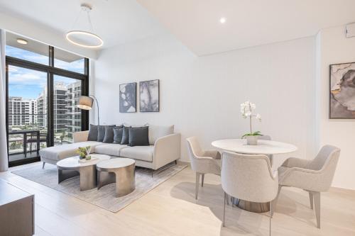 Charming 2BR Home with Elegant Interior, Dubai (photo 8)