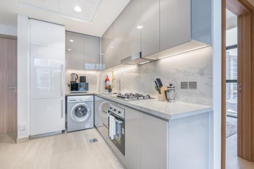 Charming 2BR Home with Elegant Interior, Dubai (photo 9)