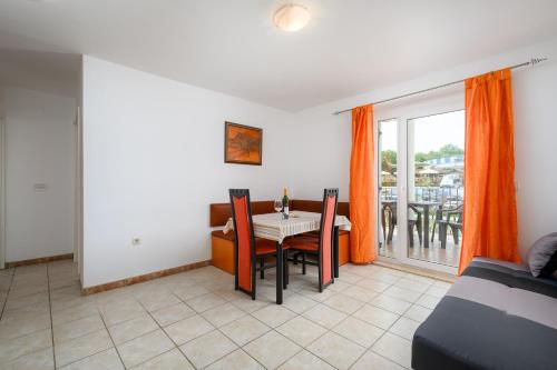 2 bedrooms, 3 beds