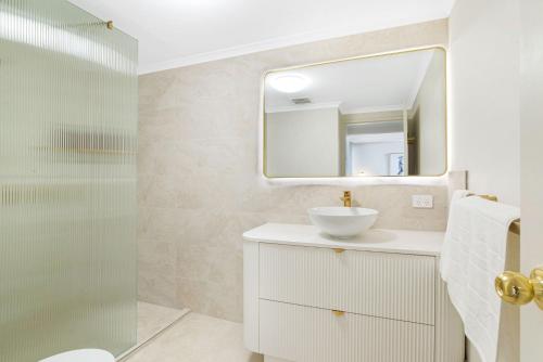 Stylish Urban Retreat on Eden - image 2