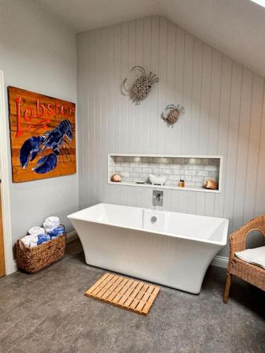 Fürdőszoba, Luxury Barn with sauna near York welcoming families, friends, groups in Huby