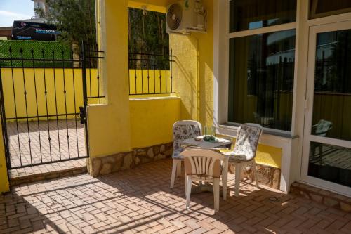 2 bedrooms, 3 beds