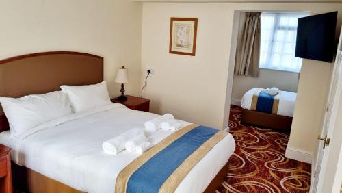 1 queen bed, 1 twin bed