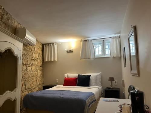 Economy small Double Room Semi Basement room in Hotel Villa Rivoli