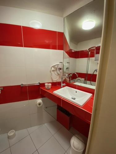 Economy small Double Room Semi Basement image 6