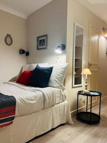 Economy small Double Room Semi Basement image 3