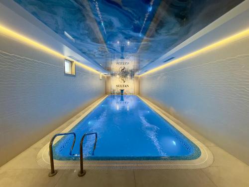 Bassein, Hotel Sultan in Qarshi