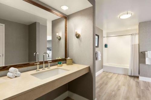 Bathroom, Hilton San Francisco Financial District in San Francisco (CA)