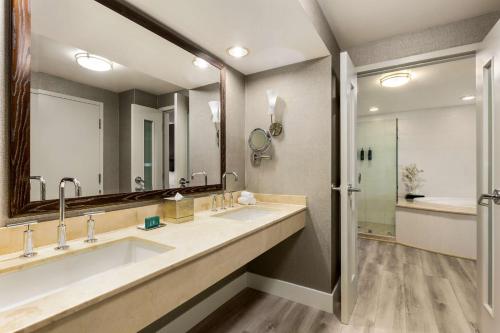 Bathroom, Hilton San Francisco Financial District in San Francisco (CA)