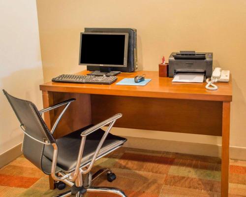 Comfort Suites Waldorf - image 27