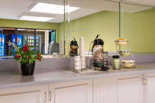 Rodeway Inn Fort Lee - image 12