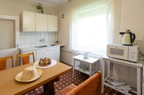 ห้องครัว, Napraforgó vendégház (Napraforgo vendeghaz) in ตอตวาซโซนี