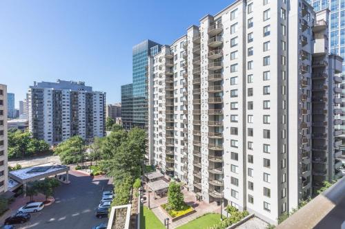 Stylish 2BR Haven - Minutes from DC & Airport in Arlington, USA