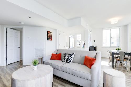 Stylish 2BR Haven - Minutes from DC & Airport in Arlington, USA