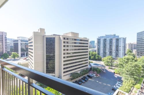 Stylish 2BR Haven - Minutes from DC & Airport in Arlington, USA