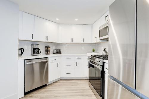 2BR Urban Oasis DC Access with Lux Comforts in Arlington, USA