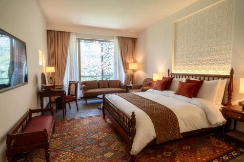 Deluxe King Room image 3