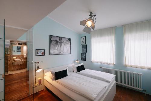 18Arts Hotel - image 3