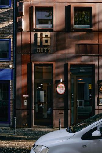 18Arts Hotel - image 11