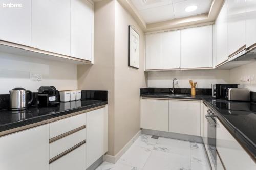 bnbmehomes|Lux 2B Apt |Dubai Canal Water View-4406 - image 14
