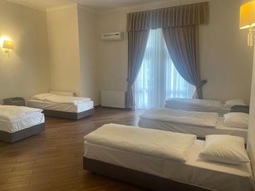 8 twin beds