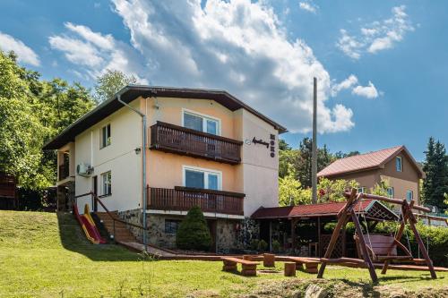2 bedrooms, 7 beds