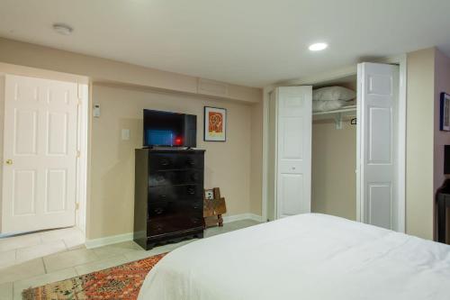 2-BR City Retreat Peace Privacy & Parking in Washington, USA