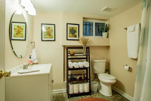 2-BR City Retreat Peace Privacy & Parking in Washington, USA