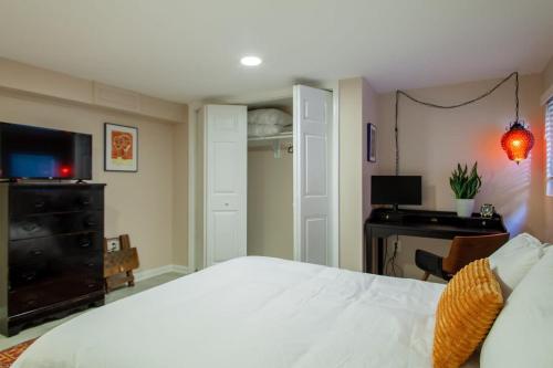 2-BR City Retreat Peace Privacy & Parking in Washington, USA