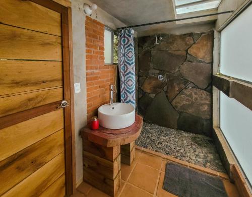 ฝักบัว, The Red Cabin at the bottom of Tepoztlán's Forest (The Red Cabin at the bottom of Tepoztlan's Forest) in ซานเปโดร
