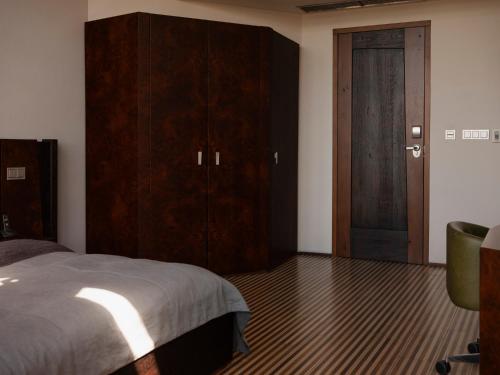 575011214 Hotel Monopol