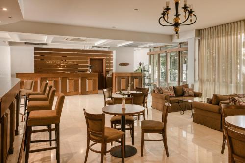 餐廳, 尼基海灘酒店 (Niki Beach Hotel) in 卡馬里奧蒂薩