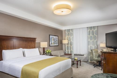 1 king bed, 1 sofa bed
