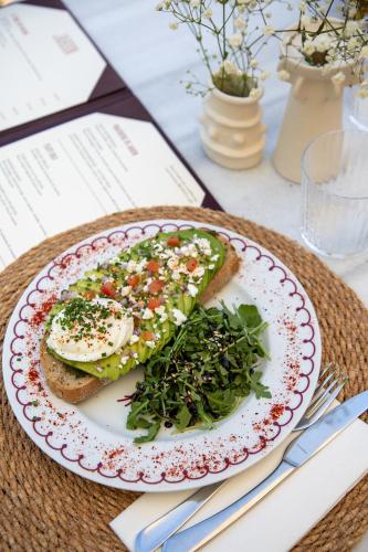 Hotel de Silhouette - image 9