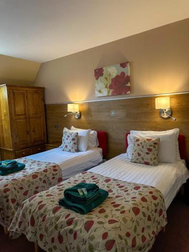 2 twin beds