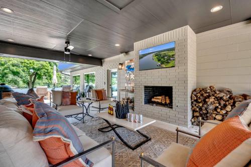 The Retreat on Lakeshore with Concierge Services in Marble Falls, USA