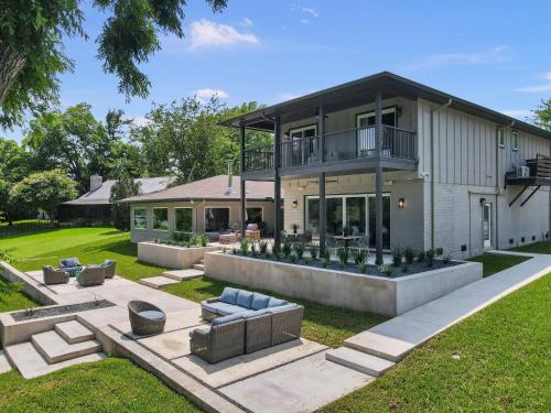The Retreat on Lakeshore with Concierge Services in Marble Falls, USA