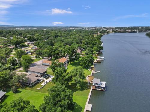 The Retreat on Lakeshore with Concierge Services in Marble Falls, USA