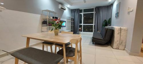 Lamandaz Homestay at Central Residence SG Besi Near MRT and TBS with 2 bedrooms, Kuala Lumpur