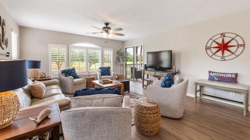 Anchors Away II in this Spacious and Beautiful Condo overlooking Pond and 4th Hole condo in Pawleys Island, USA